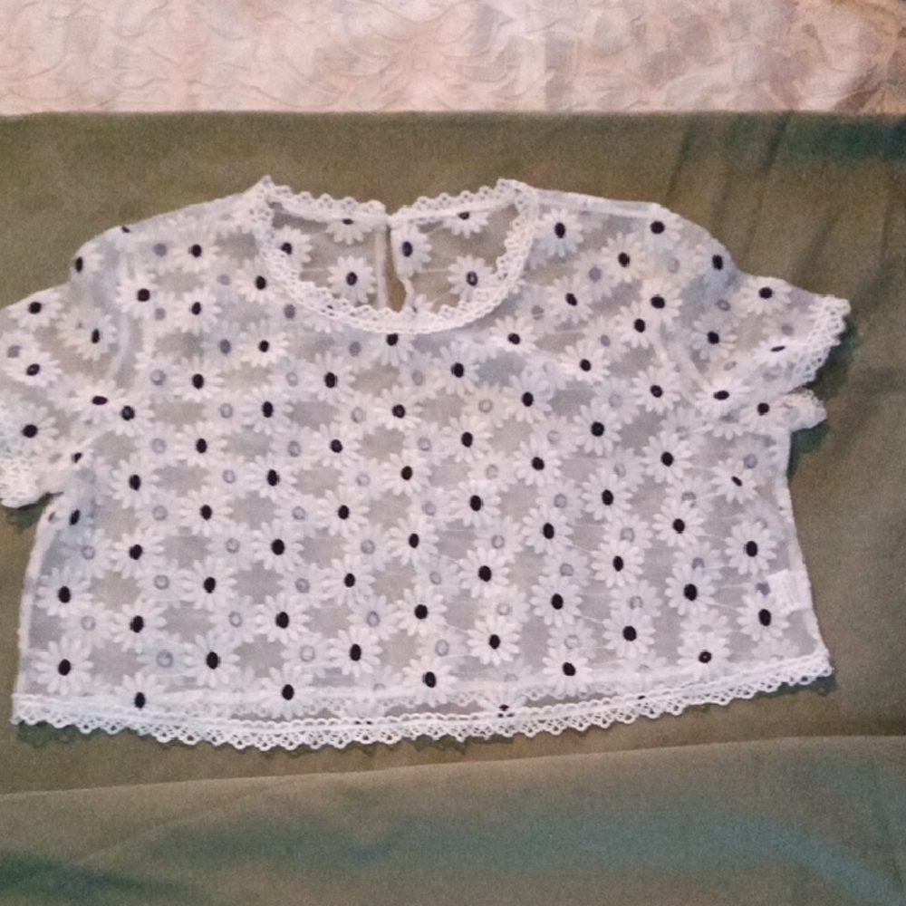 SHEIN Elegant White And Black Lace Daisy Top